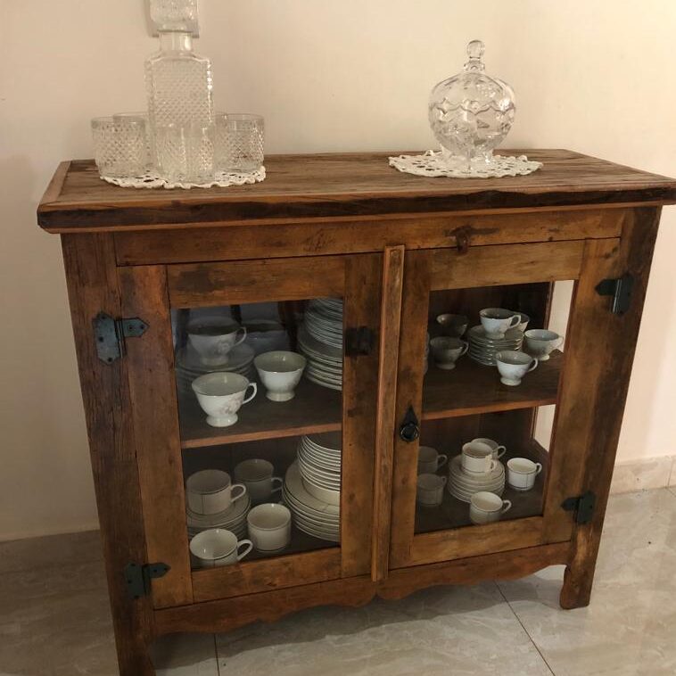 Cristaleira de Madeira com Portas de Vidro