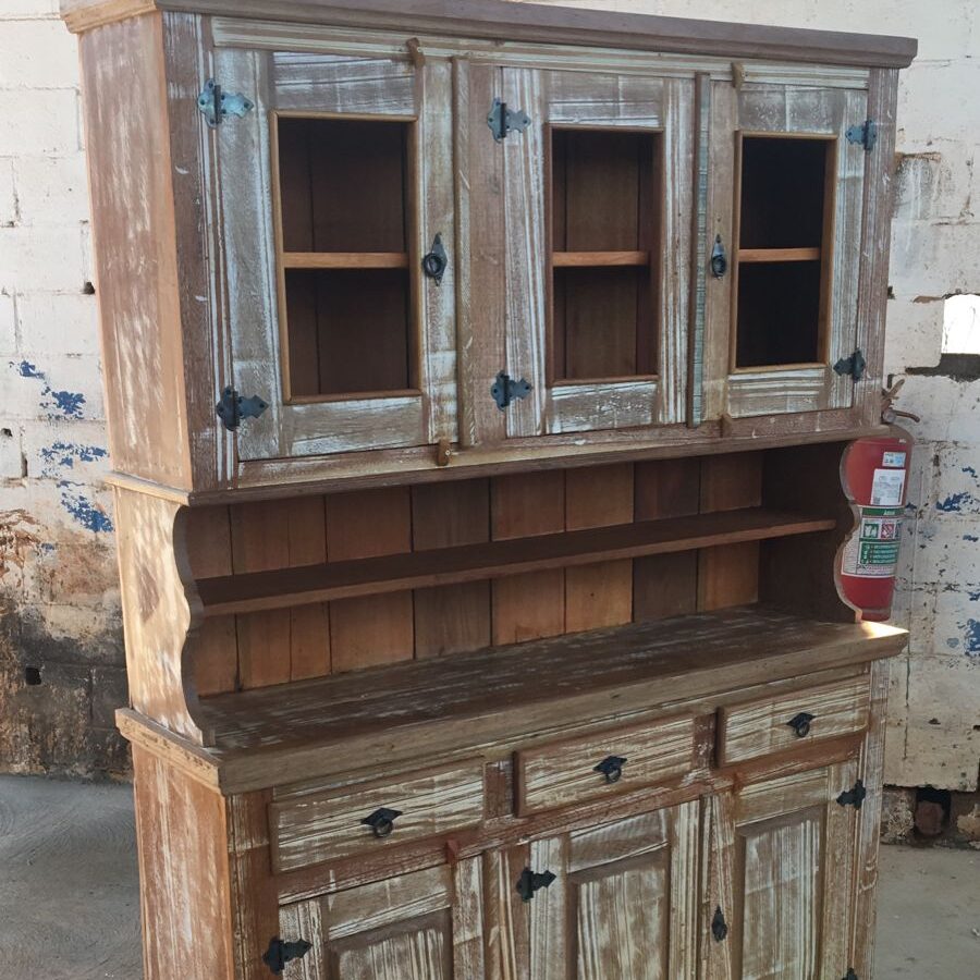 Armário Rústico de Madeira com Acabamento Estilo Vintage