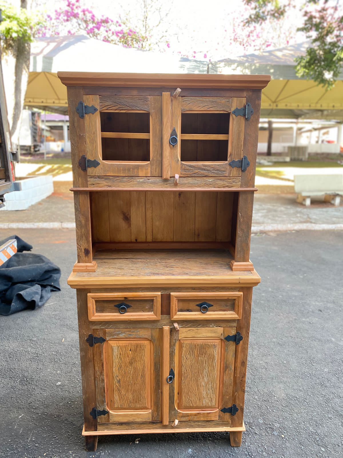 Cristaleira Fústica com Aparador Embutido