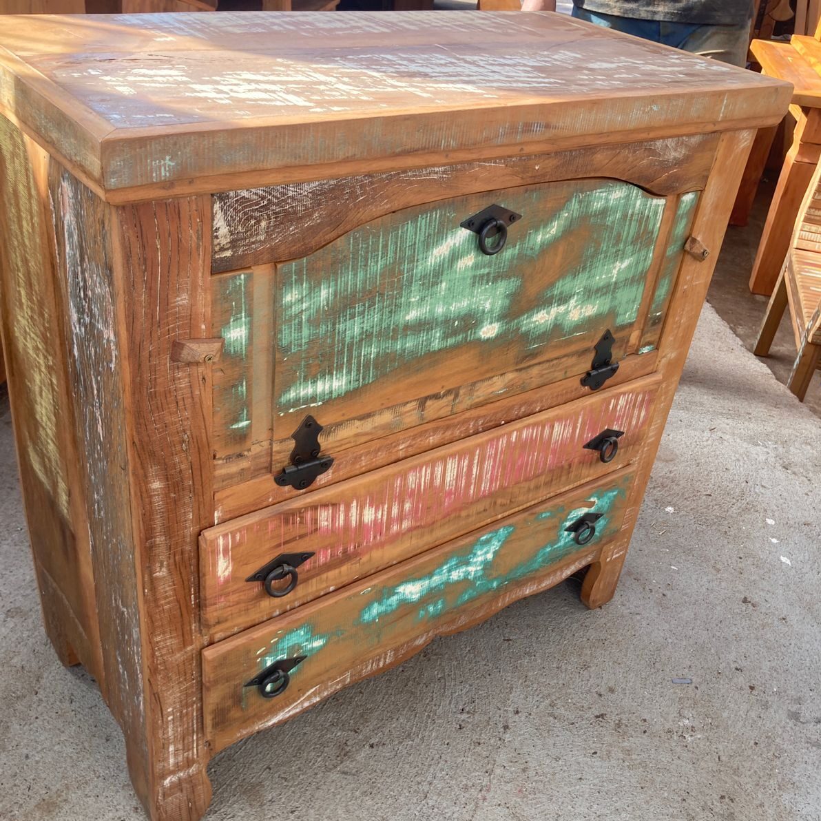 Gaveteiro Rústico com Acabamento Patinado