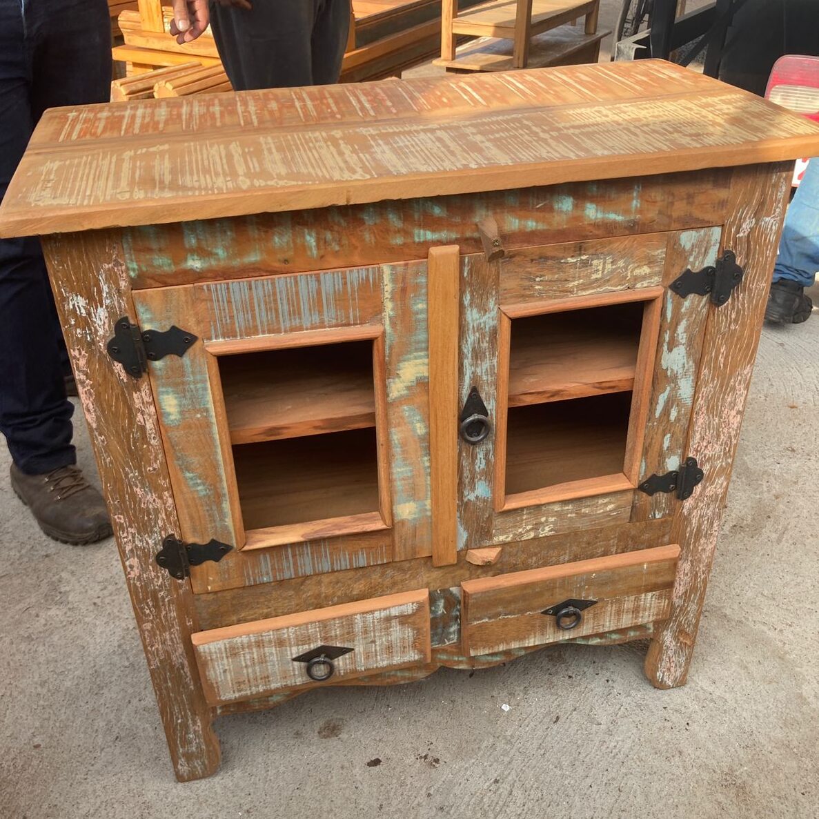 Aparador com Portas e Gavetas