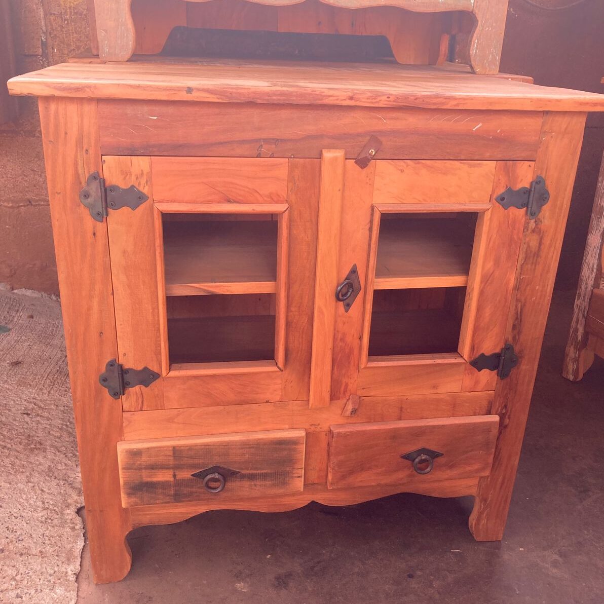 Armarinho Rústico com Portas de Vidro e Gavetas