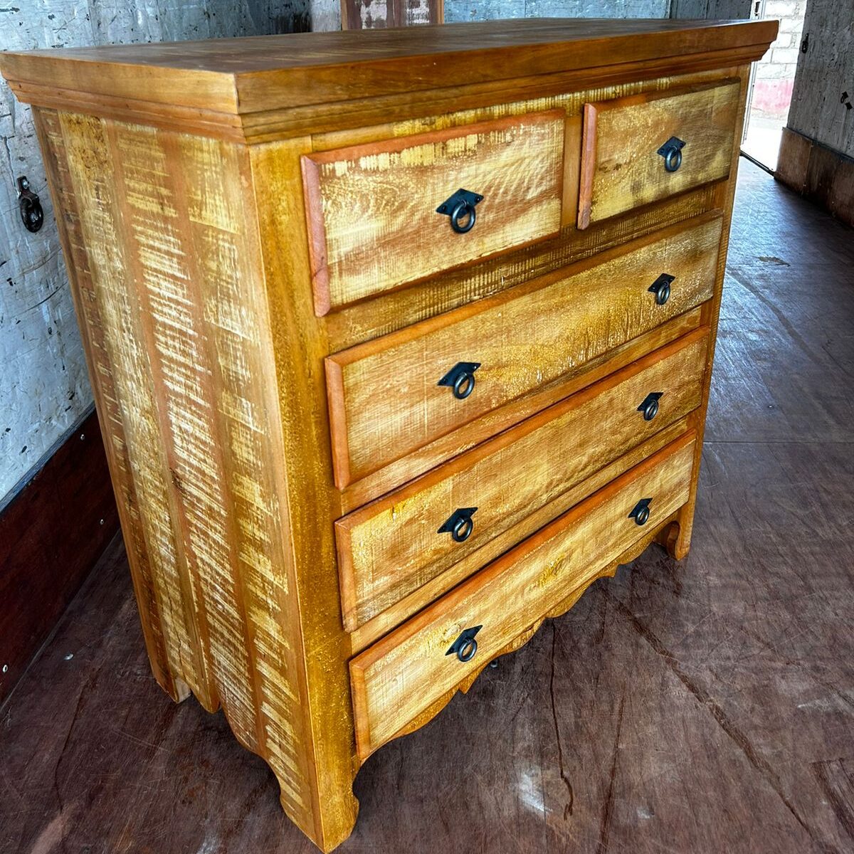 Cômoda Rústica de Madeira