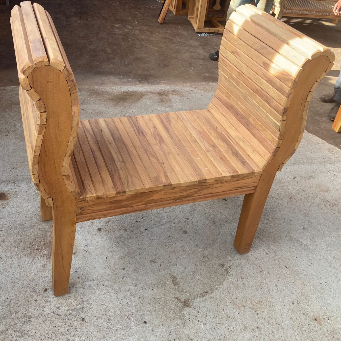 Armarinho Rústico com Portas de Vidro e Gavetas