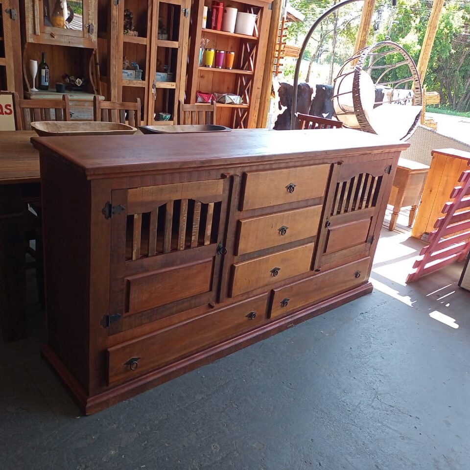 Armário com Portas com Frisos